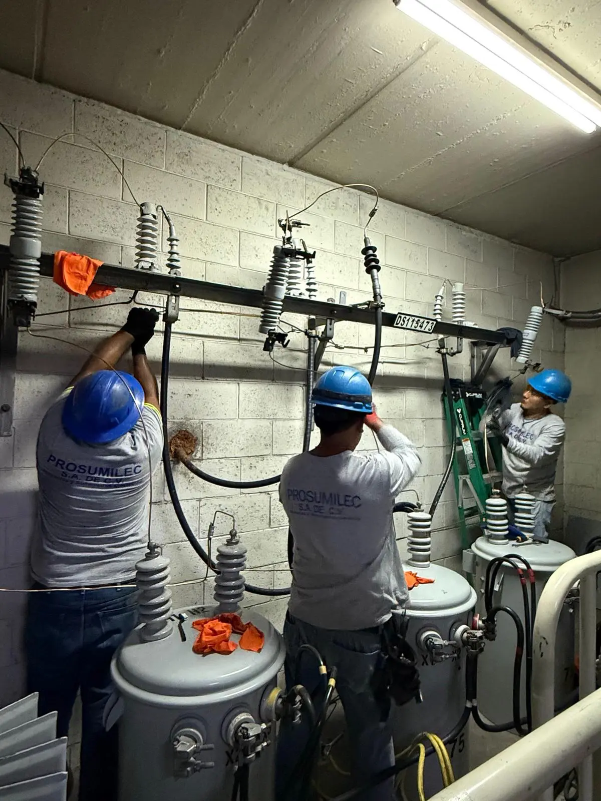 Mantenimiento de subestación eléctrica industrial en El Salvador realizado por PROSUMILEC