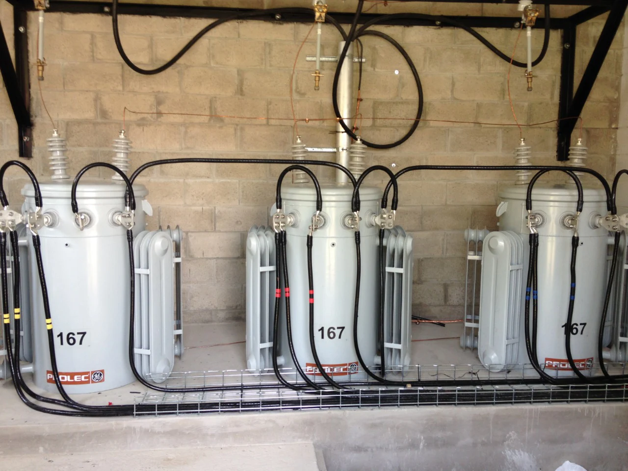 Transformadores instalados en montaje de subestación eléctrica en El Salvador